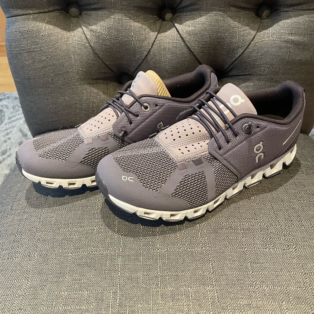 On Cloud Pebble / Shark size 7.5 Womens Sneaker